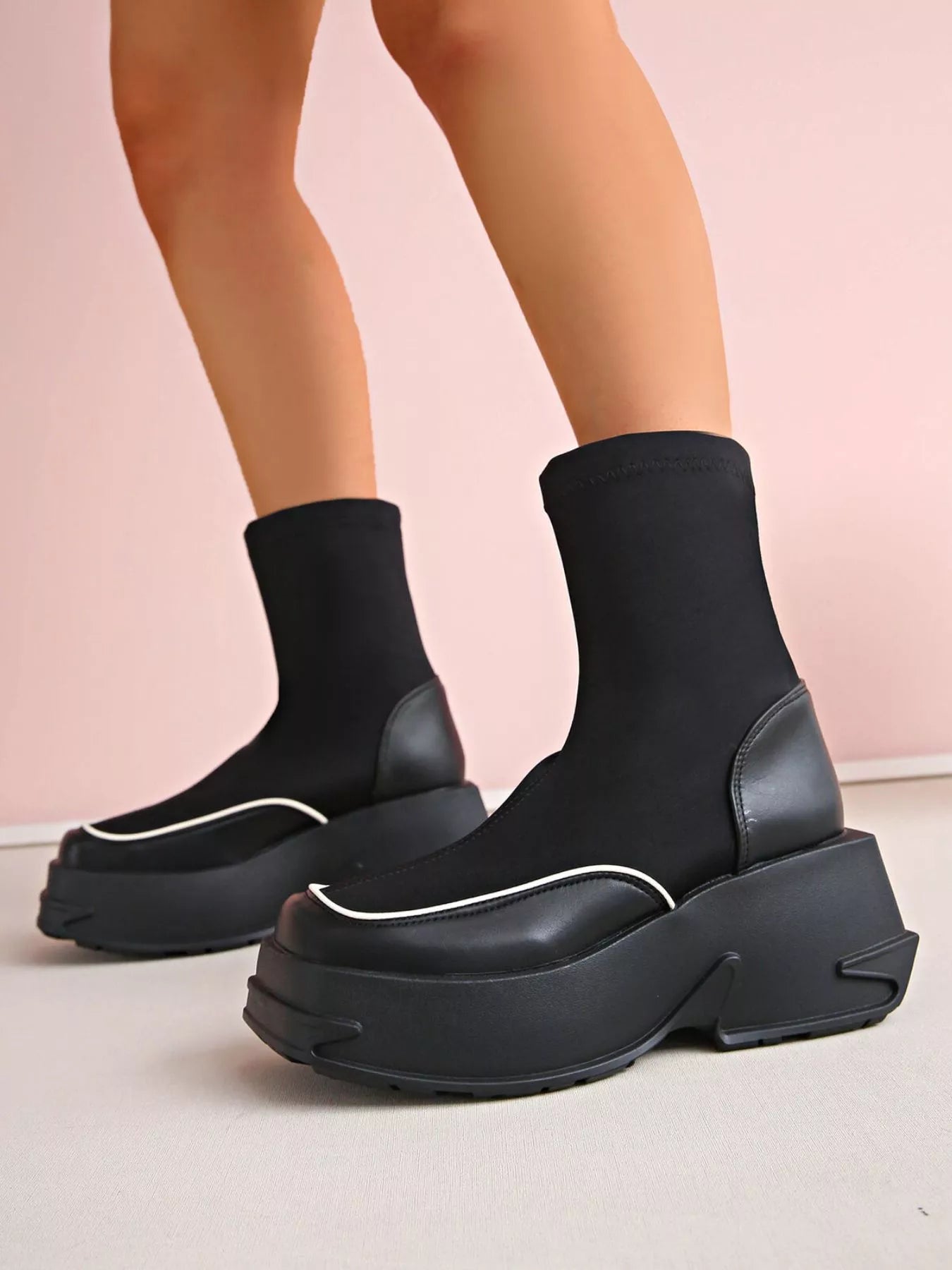 Round Toe Platform Boots Black
